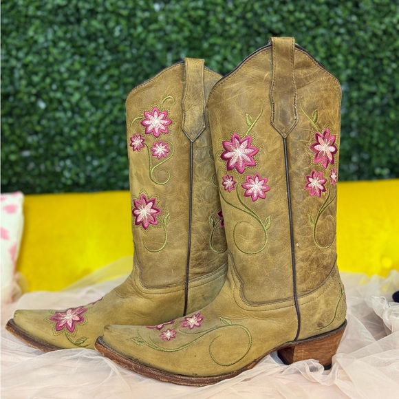 Circle G Shoes - Circle G Embroidered Tan Cowboy Boots with Pink Flowers Snip Toe  NWOT Size 9.5